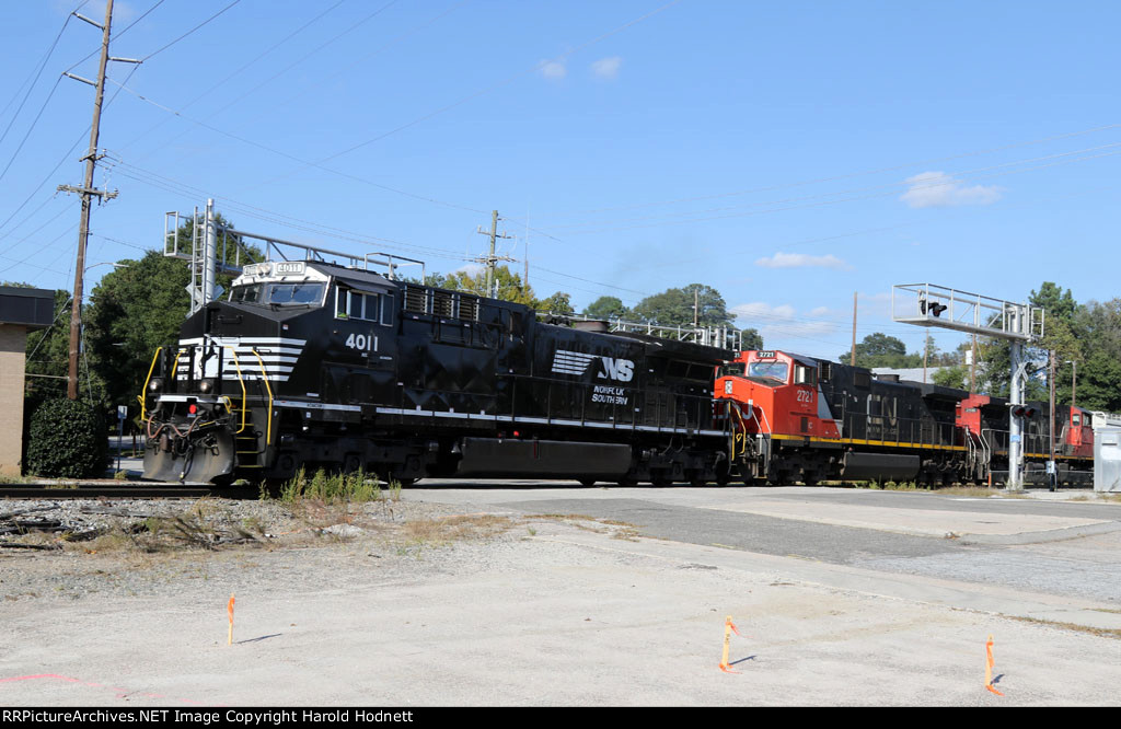 NS 4011 leads train 351 across Fairview Road